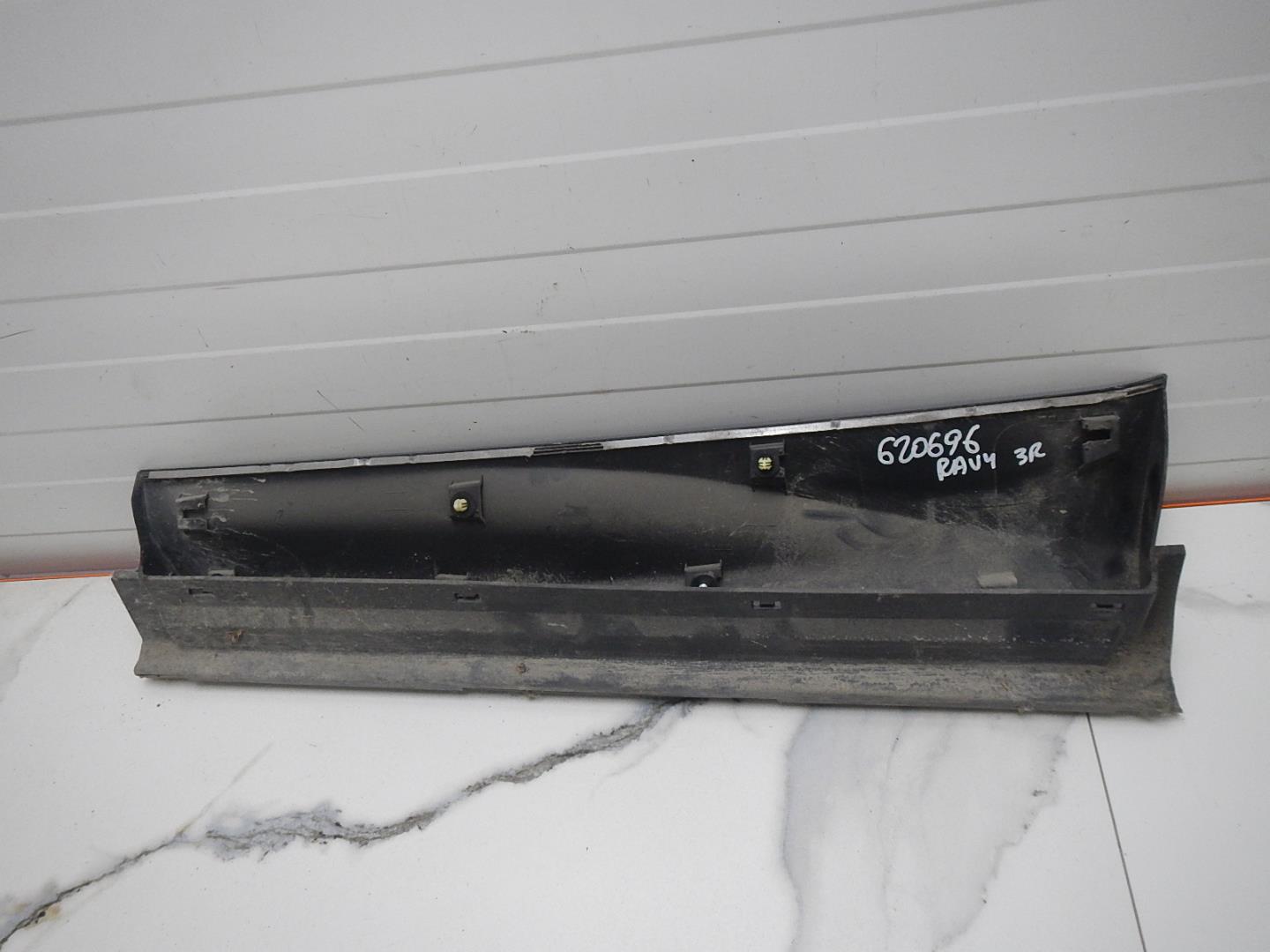 Молдинг задней правой двери