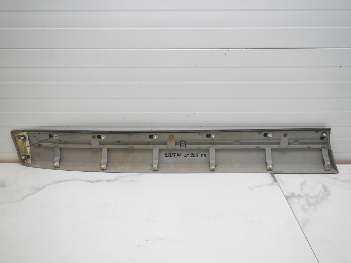 Молдинг передней правой двери