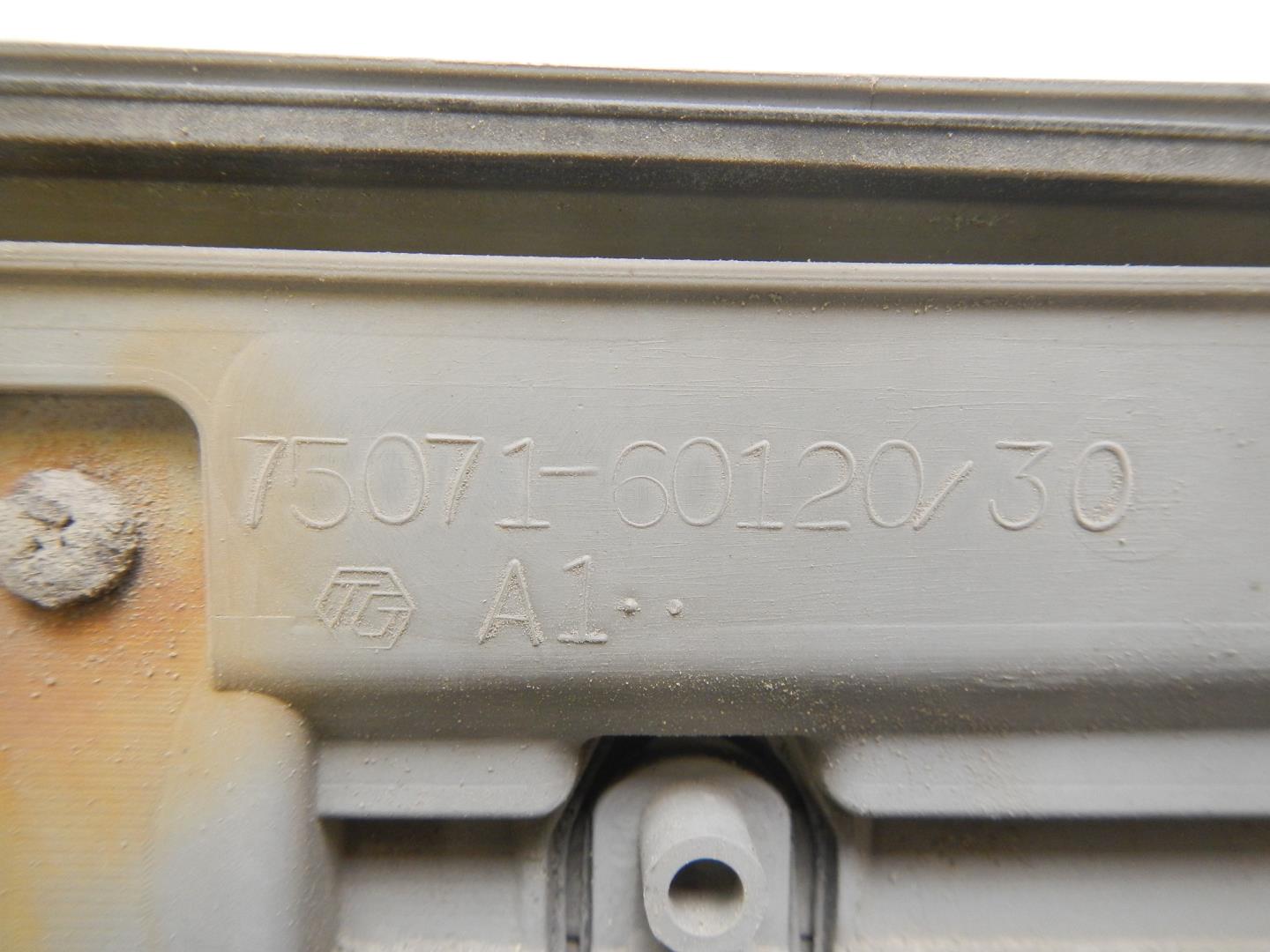 Молдинг передней правой двери