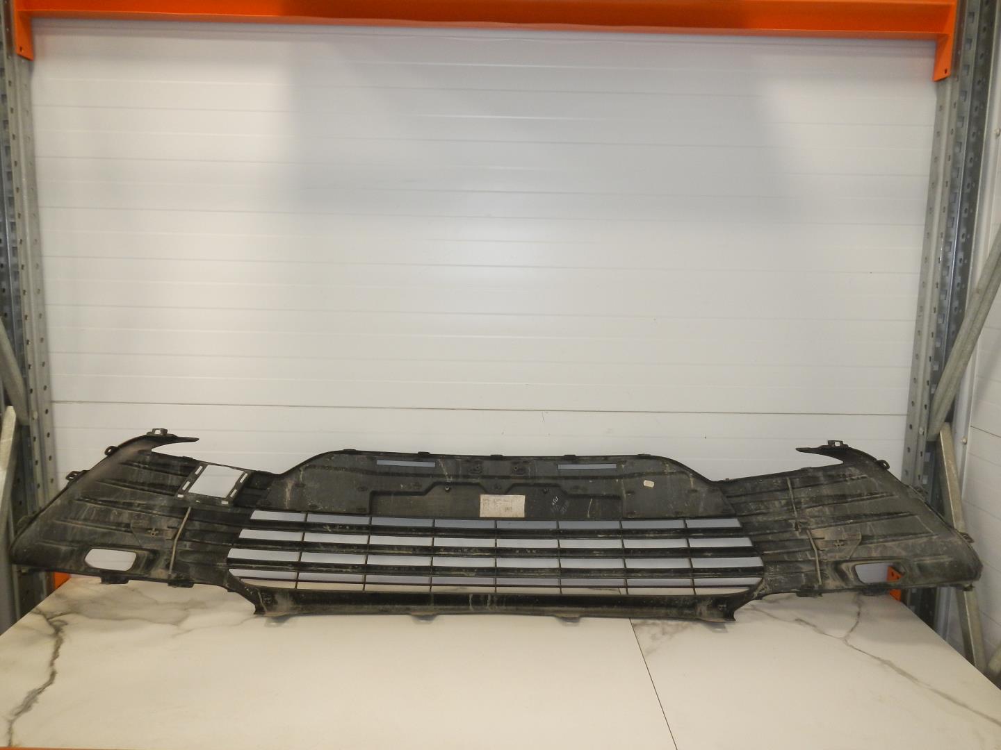 Решетка в бампер центральная