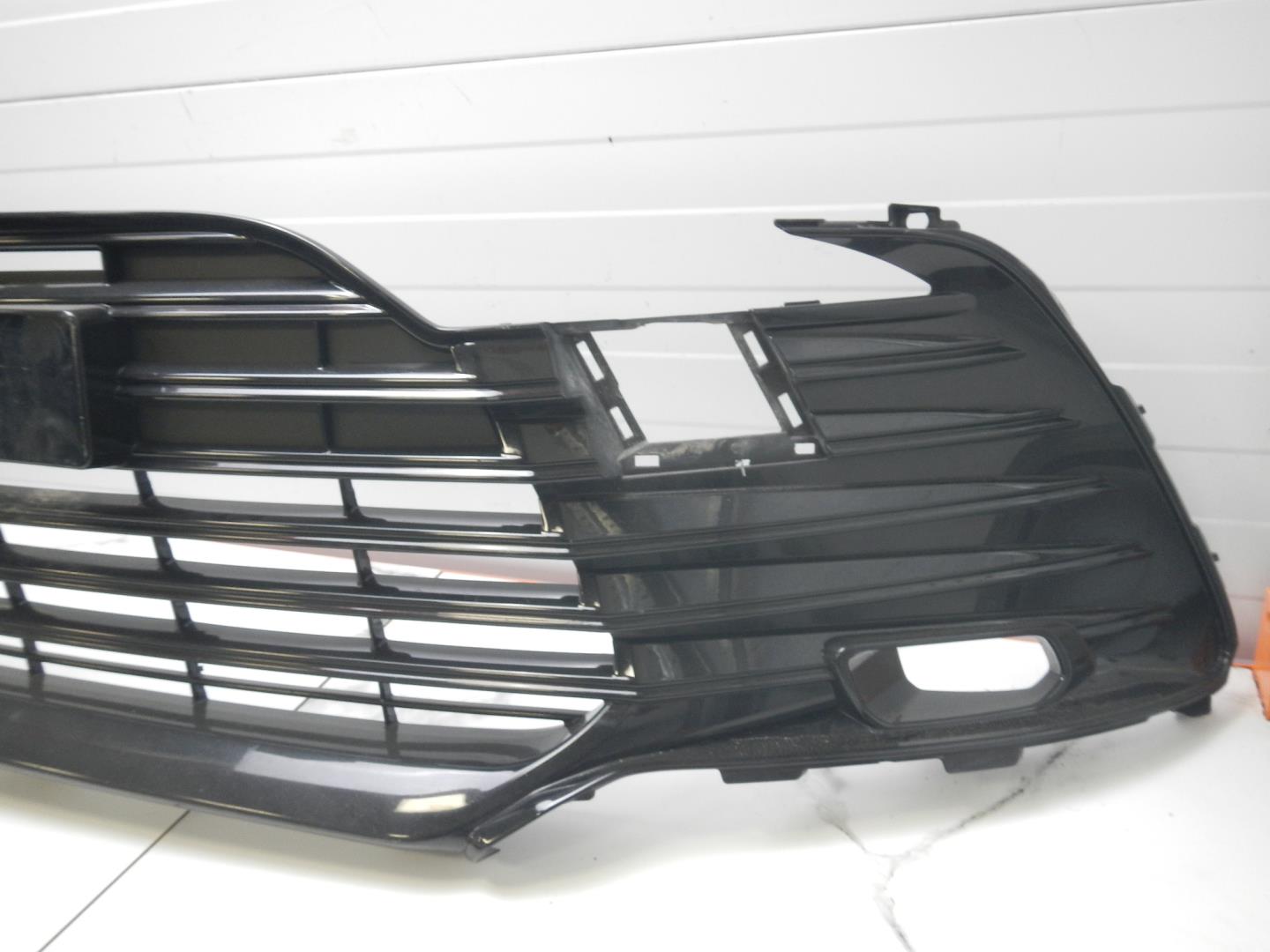 Решетка в бампер центральная