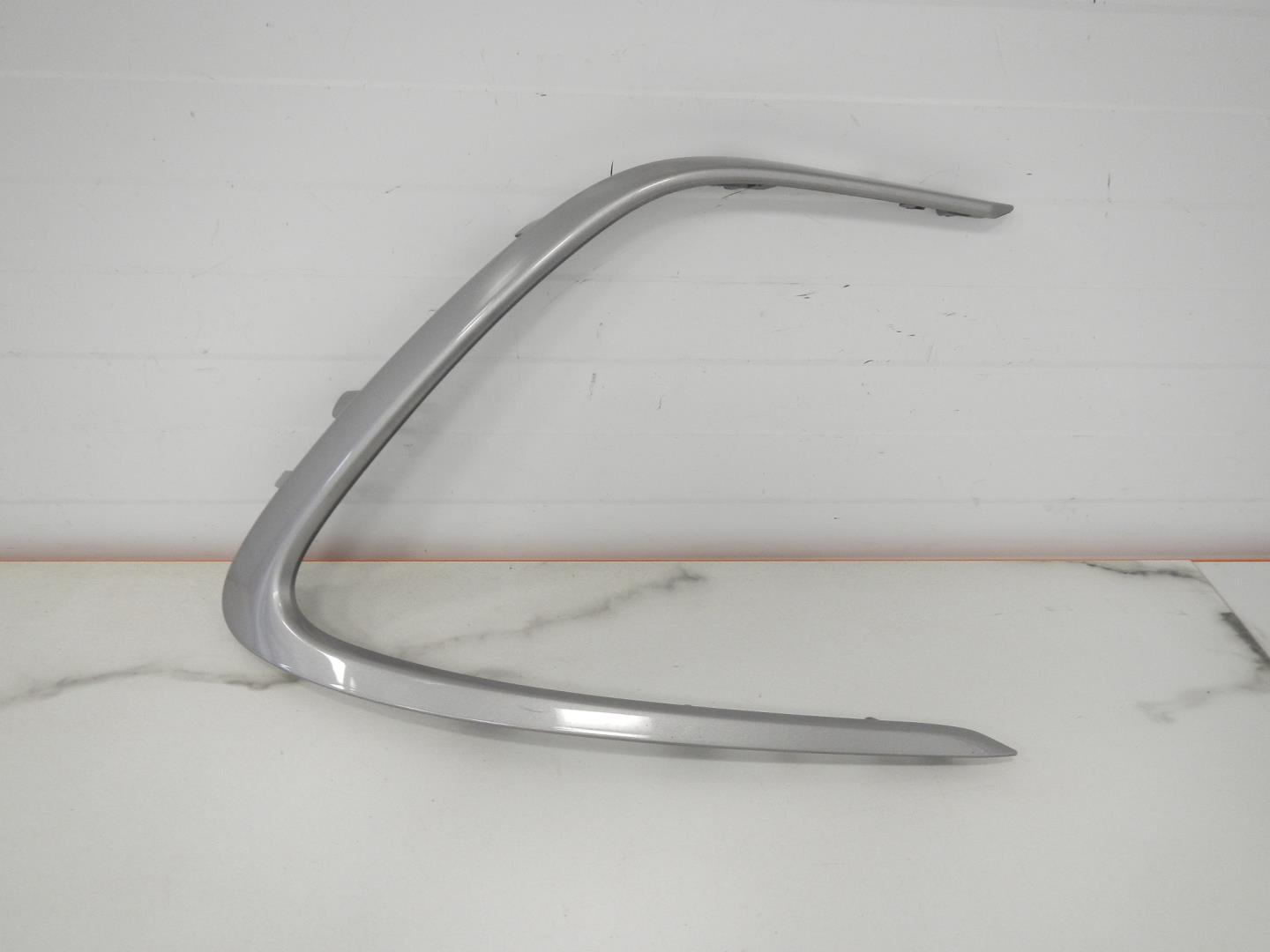 Молдинг переднего бампера правый