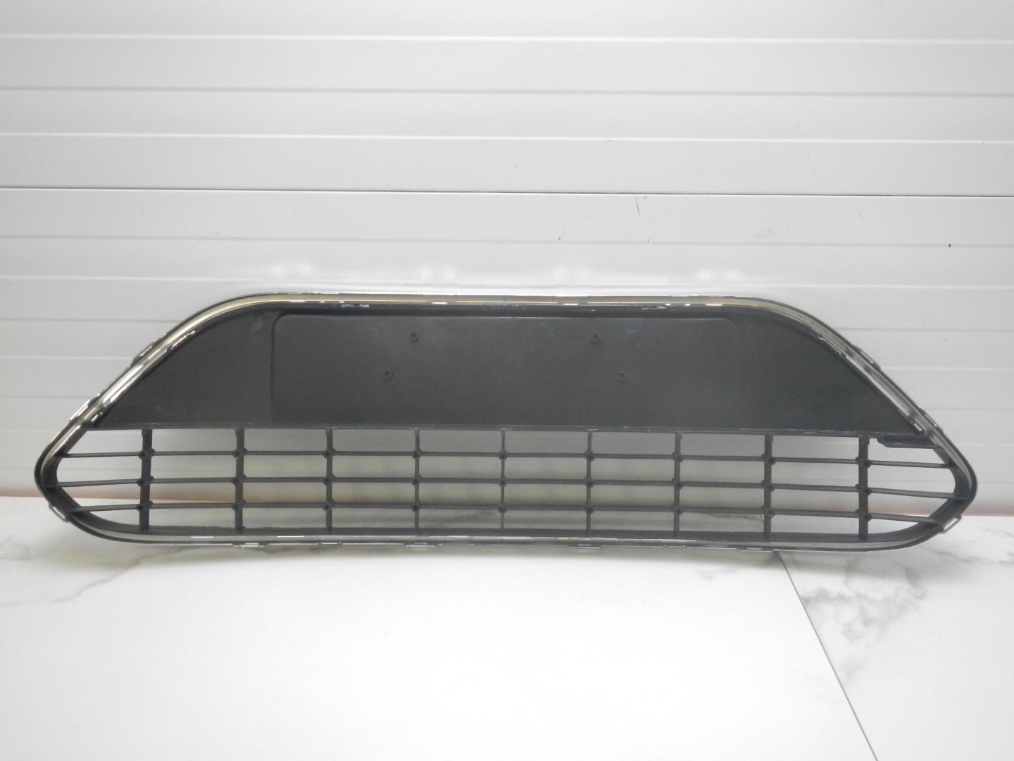 Решетка в бампер центральная