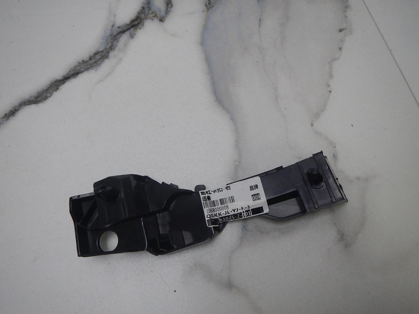 Кронштейн переднего бампера правый