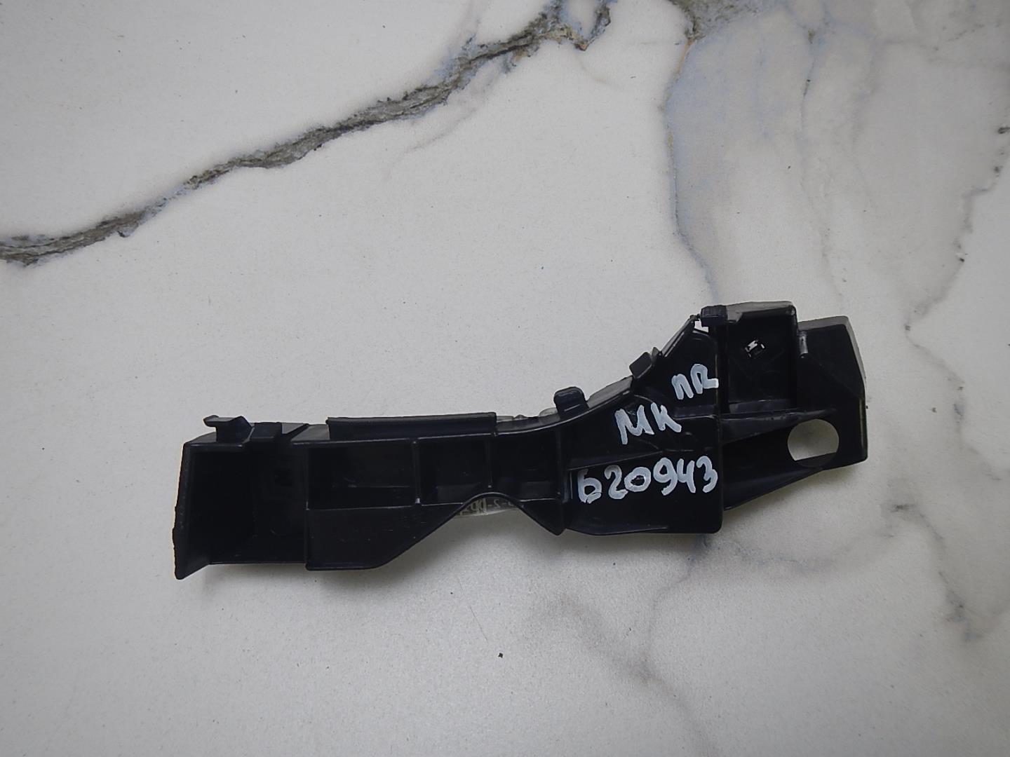 Кронштейн переднего бампера правый