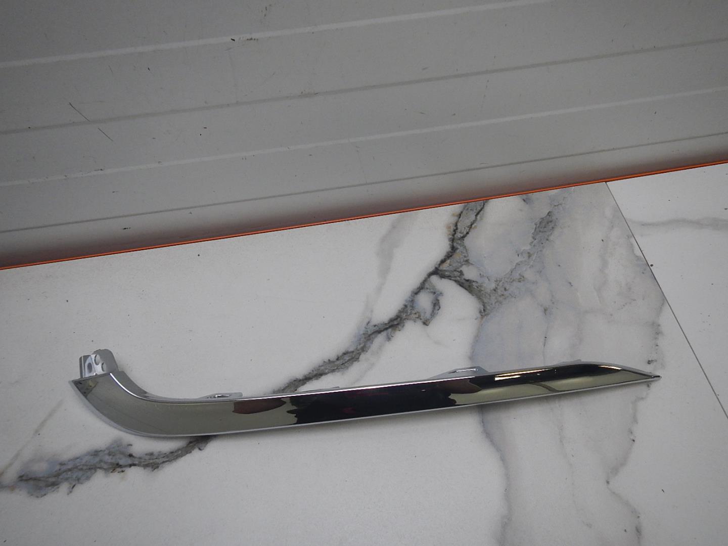 Молдинг переднего бампера левый