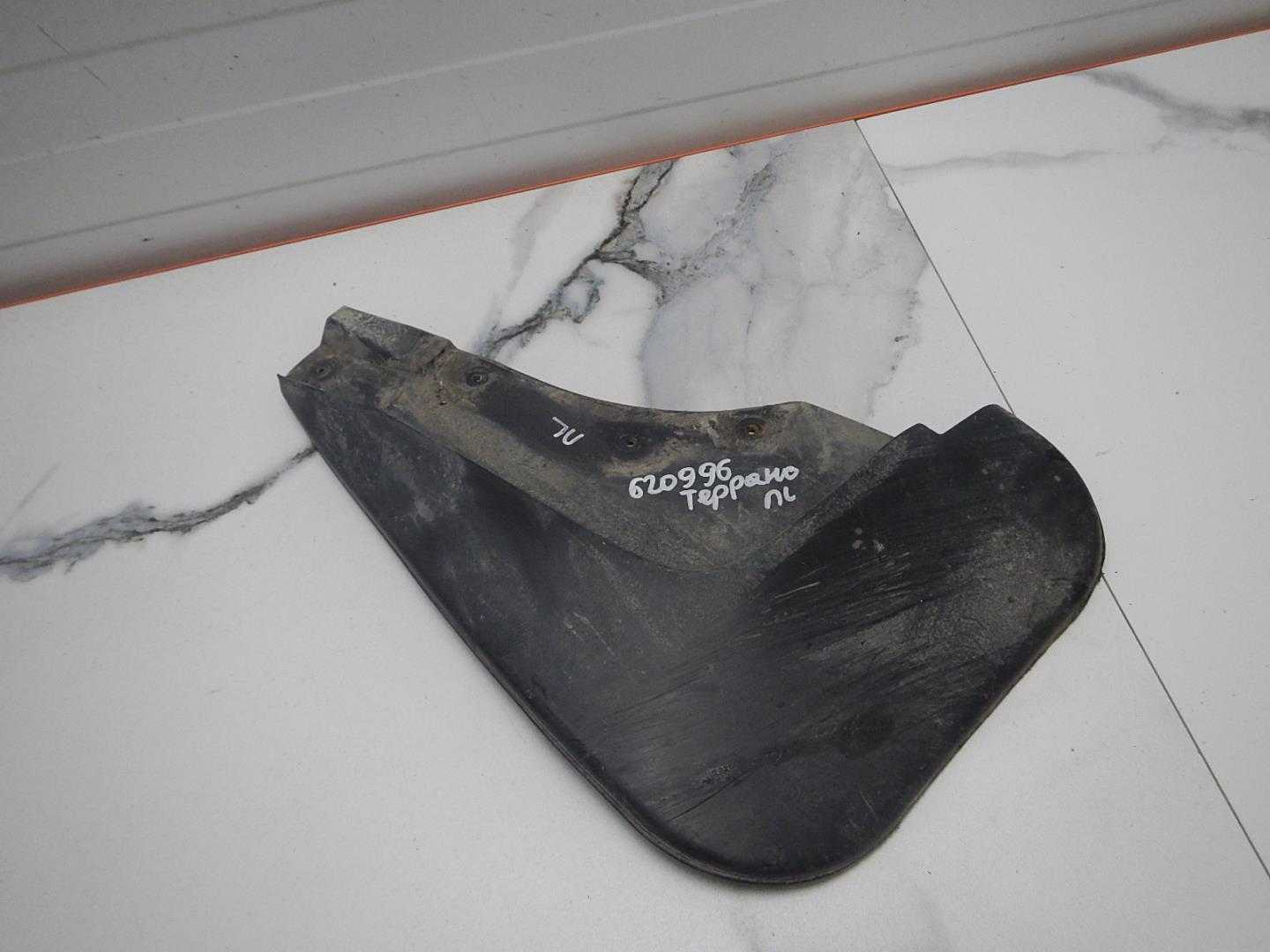 Брызговик передний левый