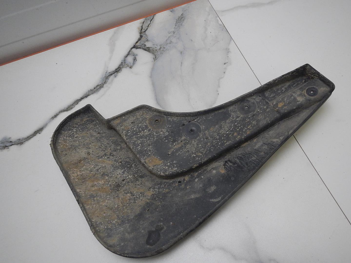 Брызговик передний левый