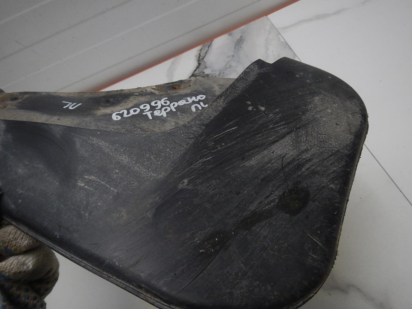 Брызговик передний левый