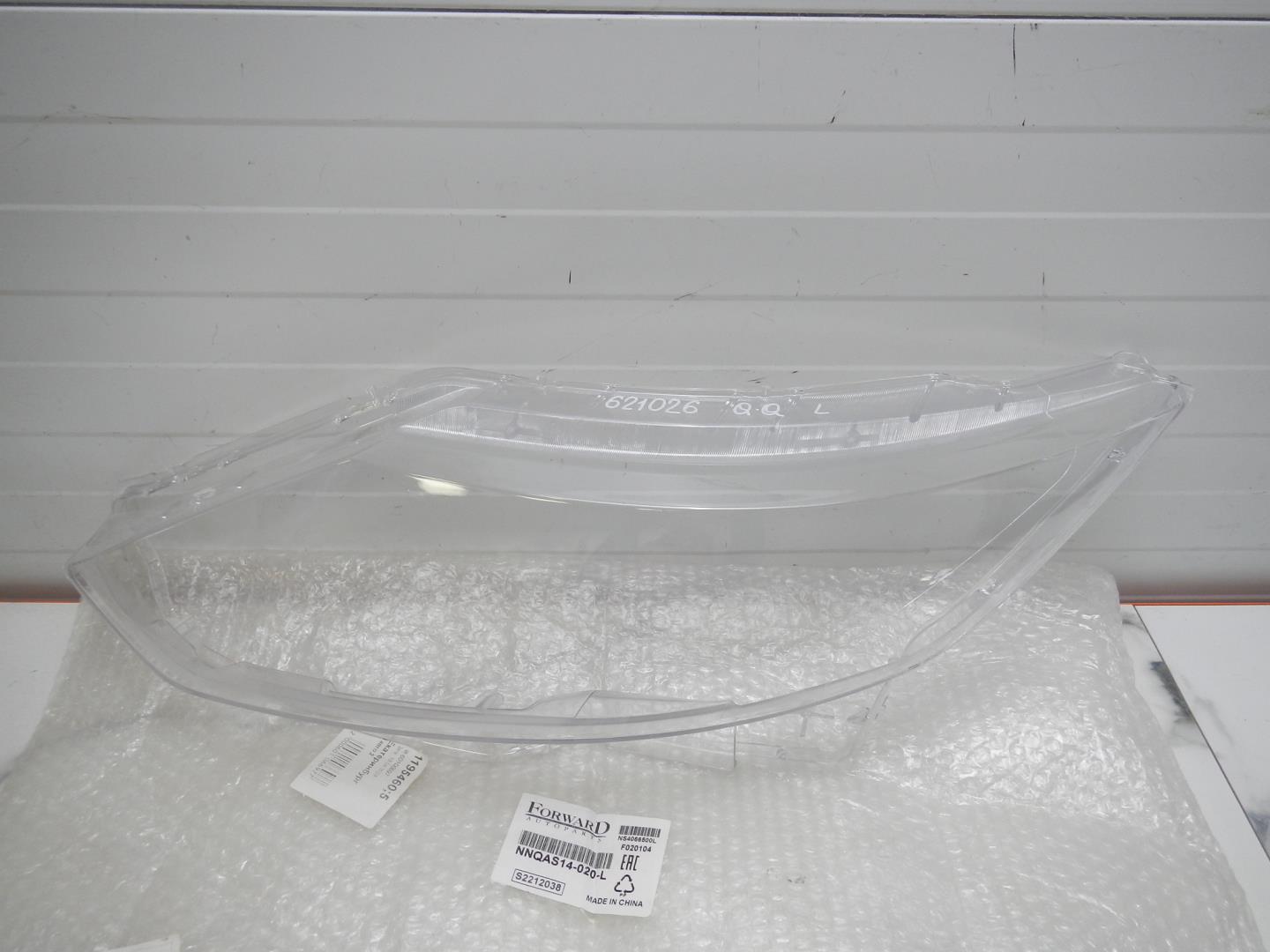 Стекло фары левой