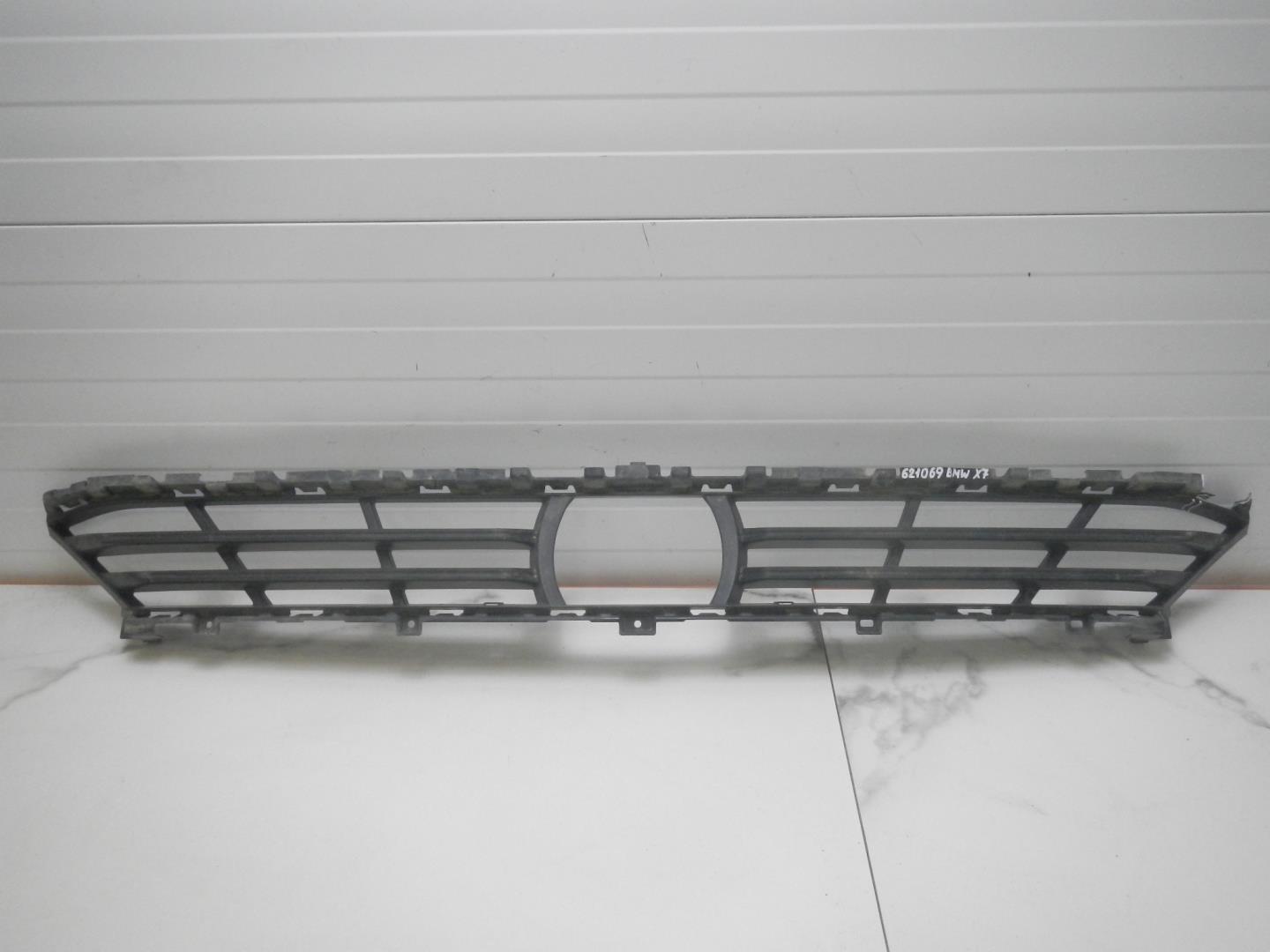 Решетка в бампер центральная