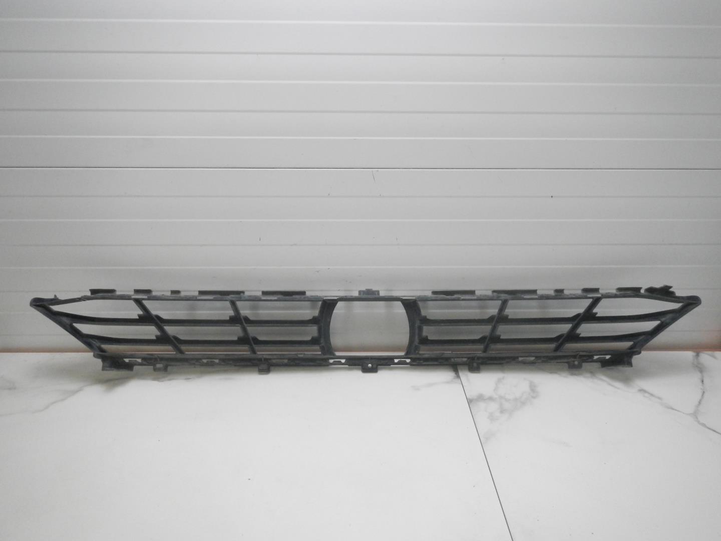 Решетка в бампер центральная