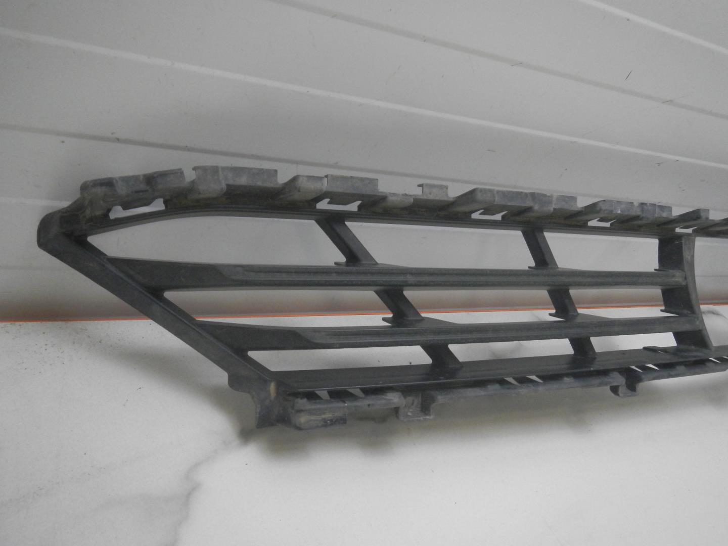 Решетка в бампер центральная