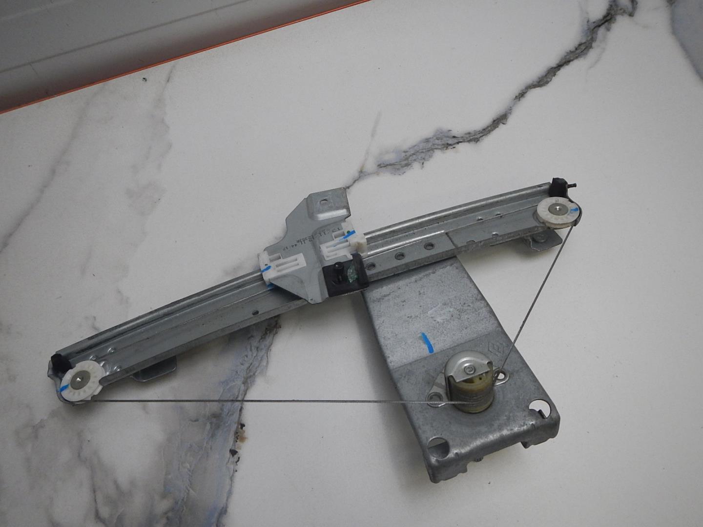 Стеклоподъемник механ. задний левый