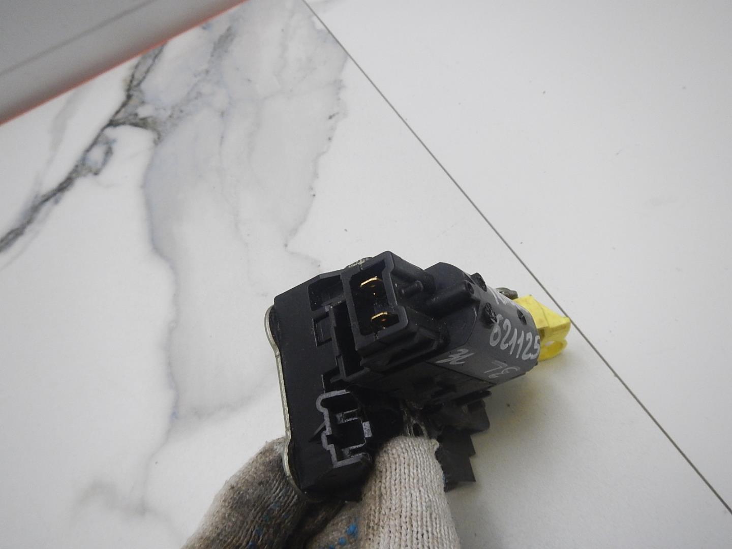 Замок двери задней левой