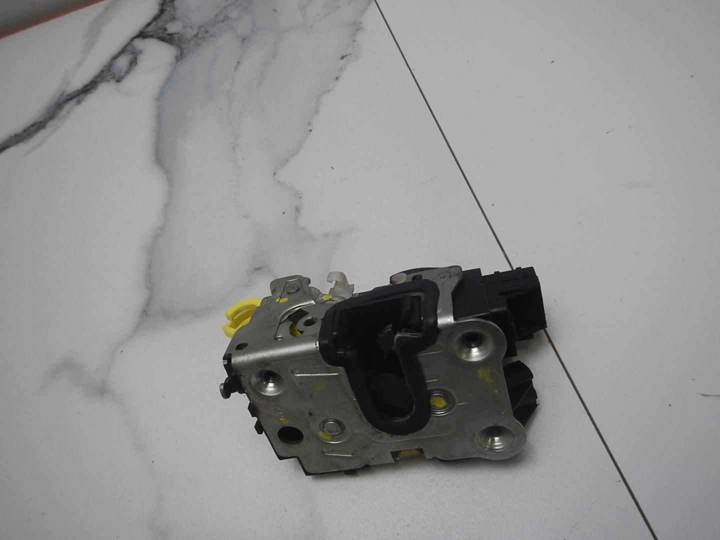 Замок двери задней левой