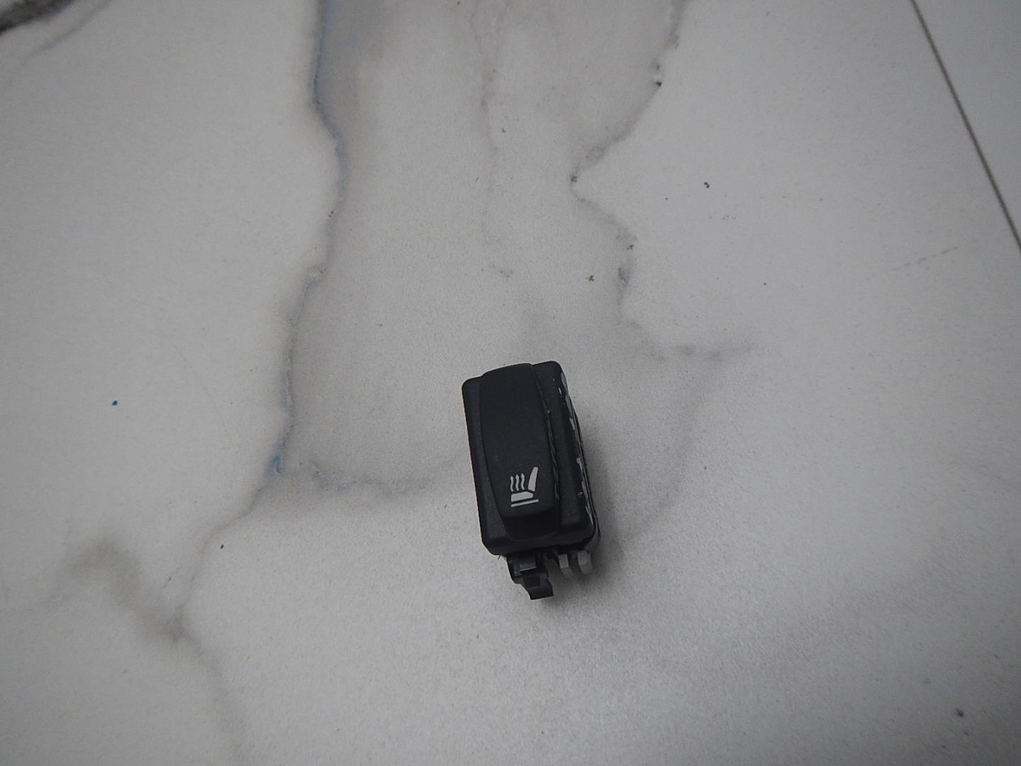 Кнопка обогрева сидений