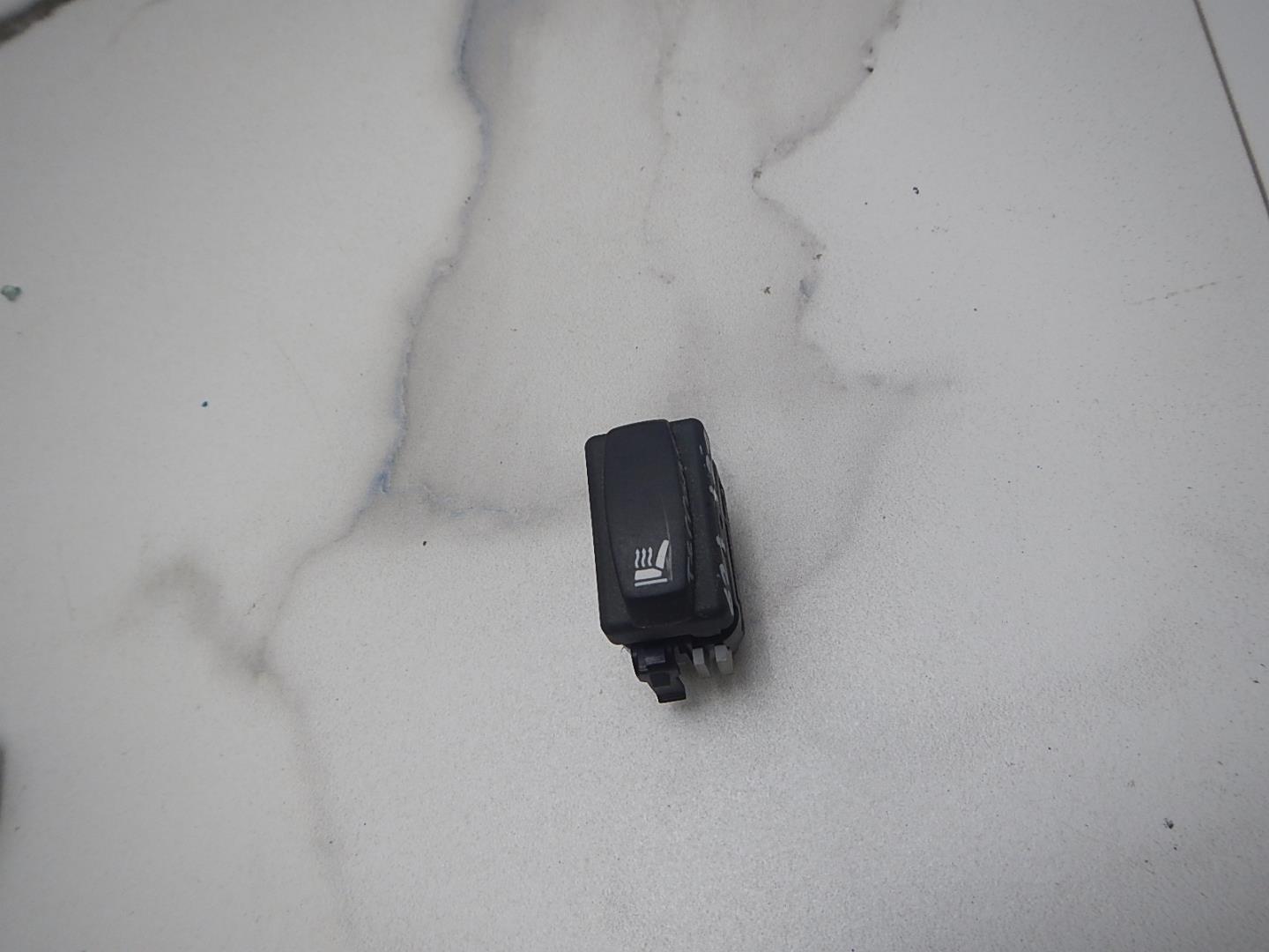 Кнопка обогрева сидений