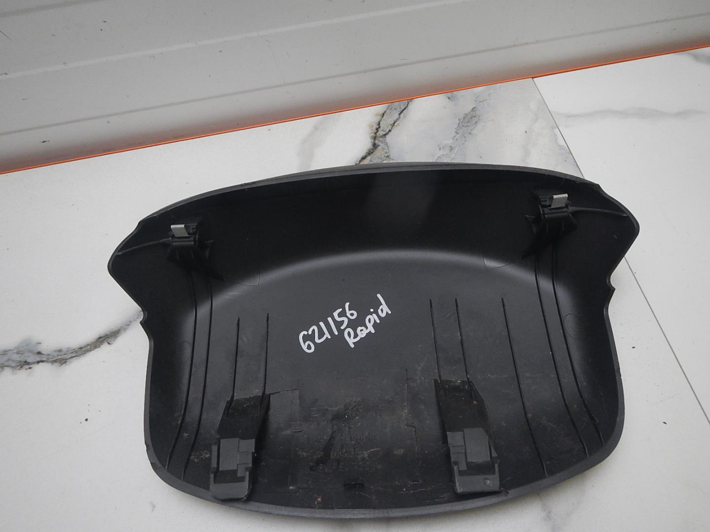 Обшивка двери багажника