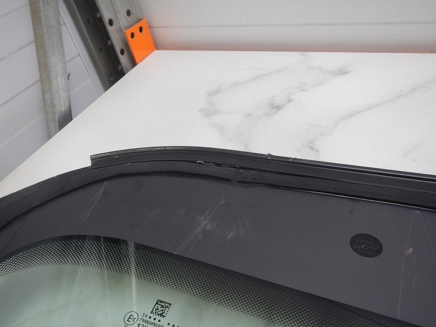 Стекло лобовое (ветровое)