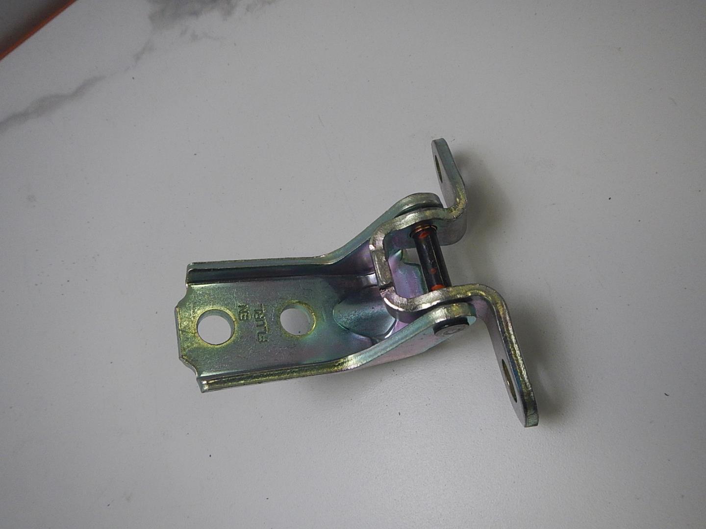 Петля двери передней левой верхняя