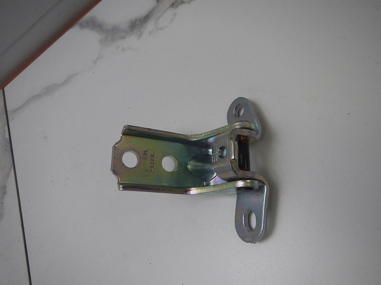 Петля двери передней левой верхняя