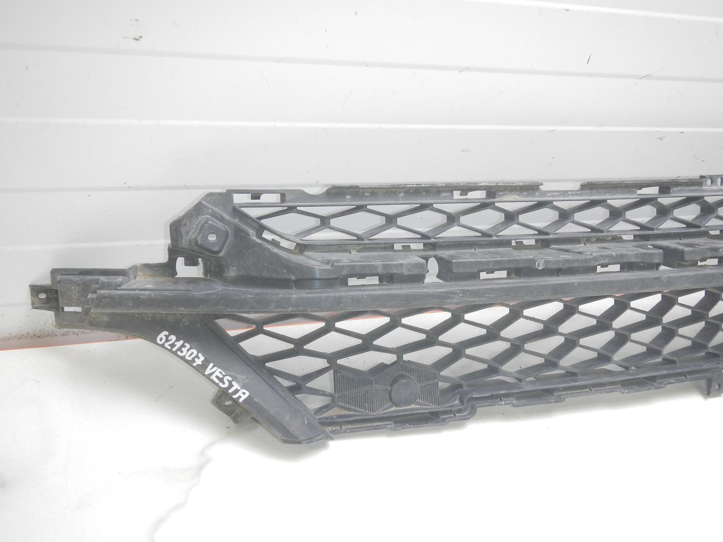 Решетка в бампер центральная