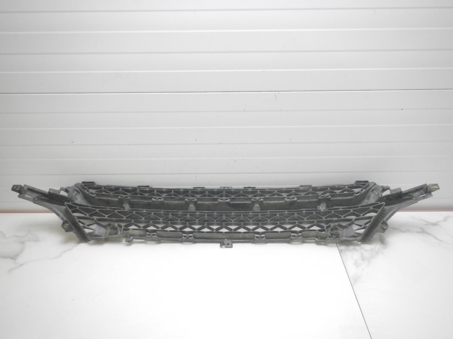 Решетка в бампер центральная