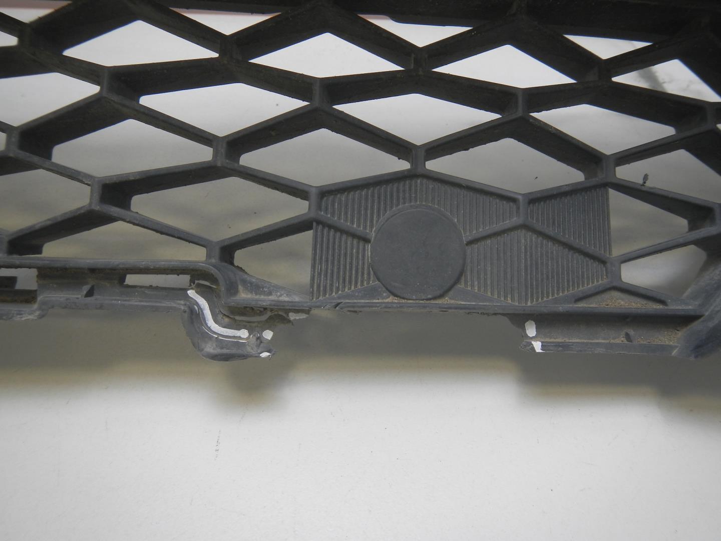 Решетка в бампер центральная