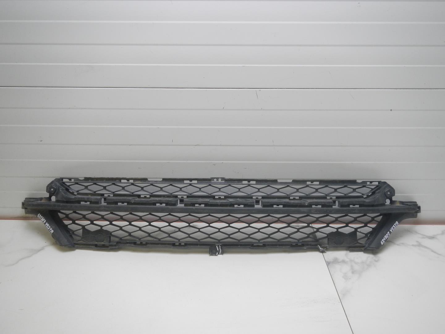 Решетка в бампер центральная