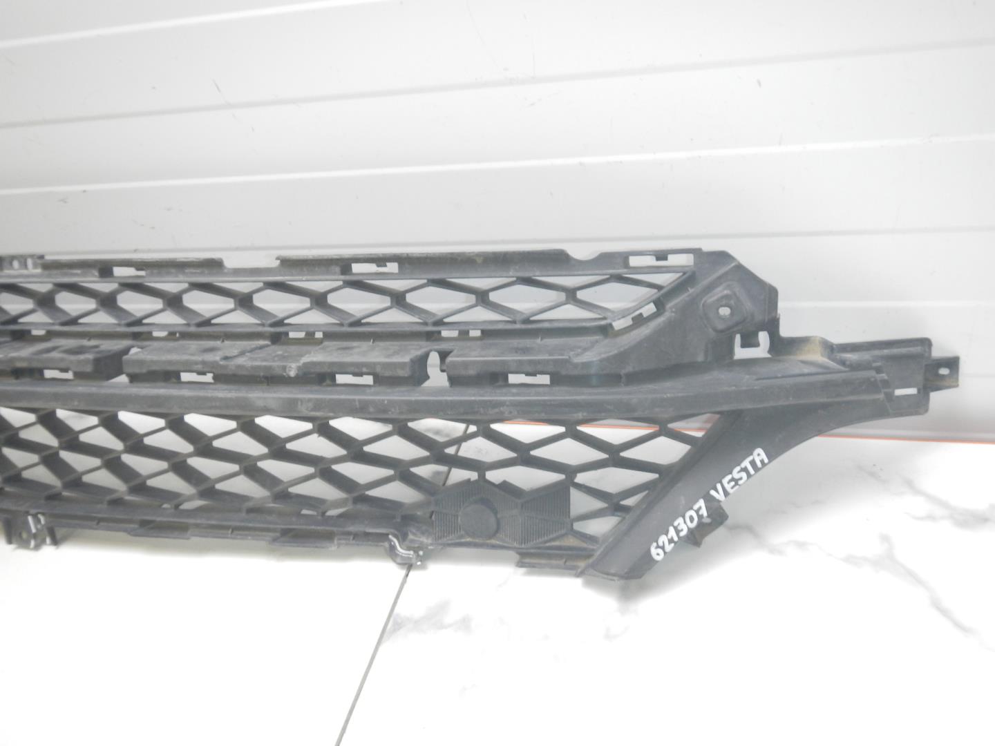 Решетка в бампер центральная