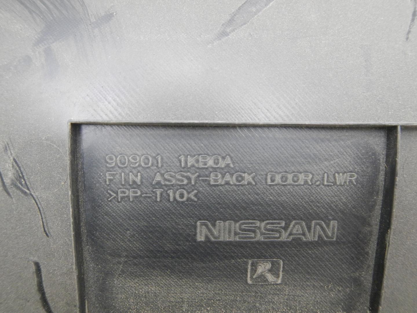 Обшивка двери багажника