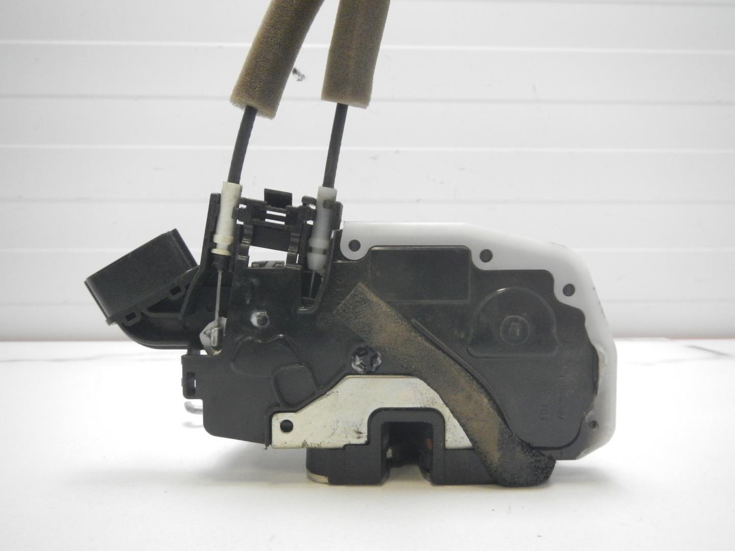 Замок двери передней правой