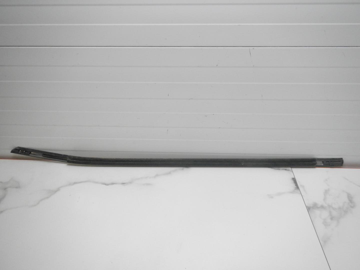 Накладка стекла переднего правого