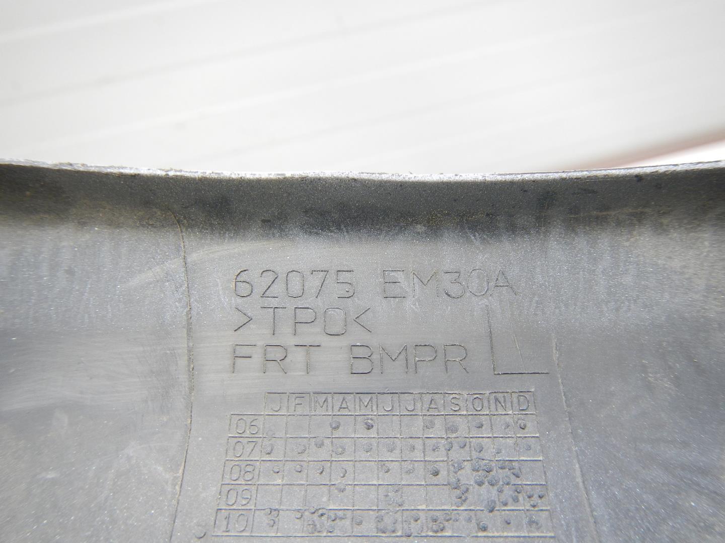 Молдинг переднего бампера левый