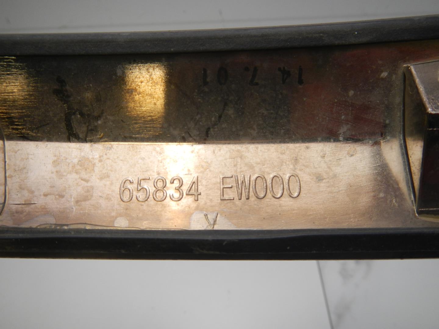 Молдинг капота