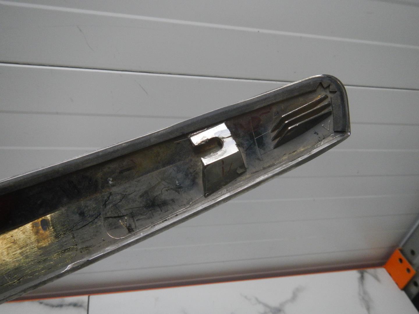 Молдинг капота