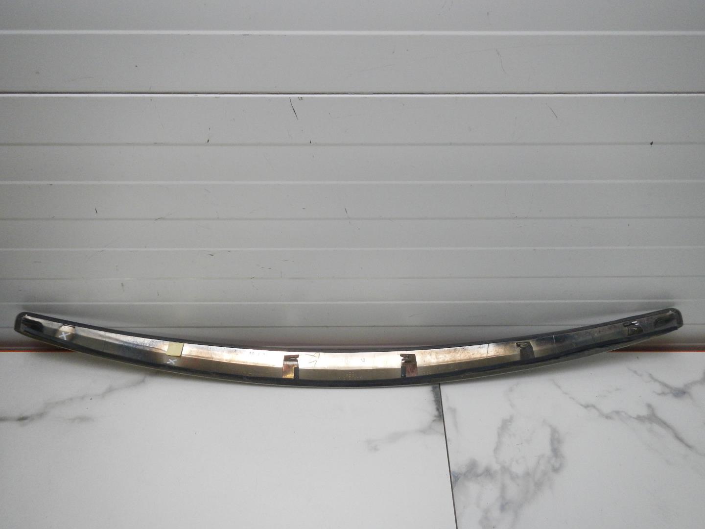 Молдинг капота