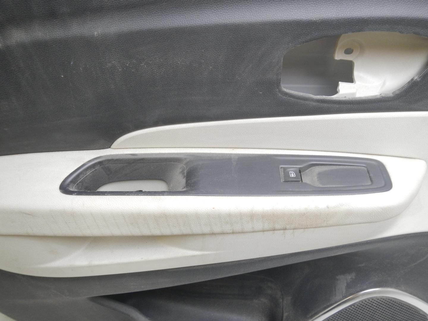 Обшивка двери передней левой