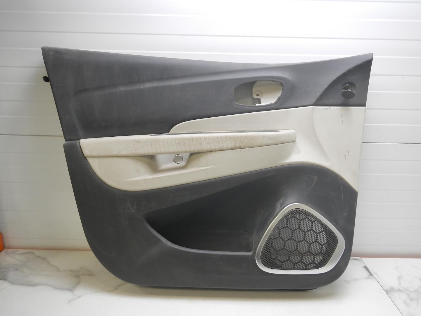 Обшивка двери передней левой