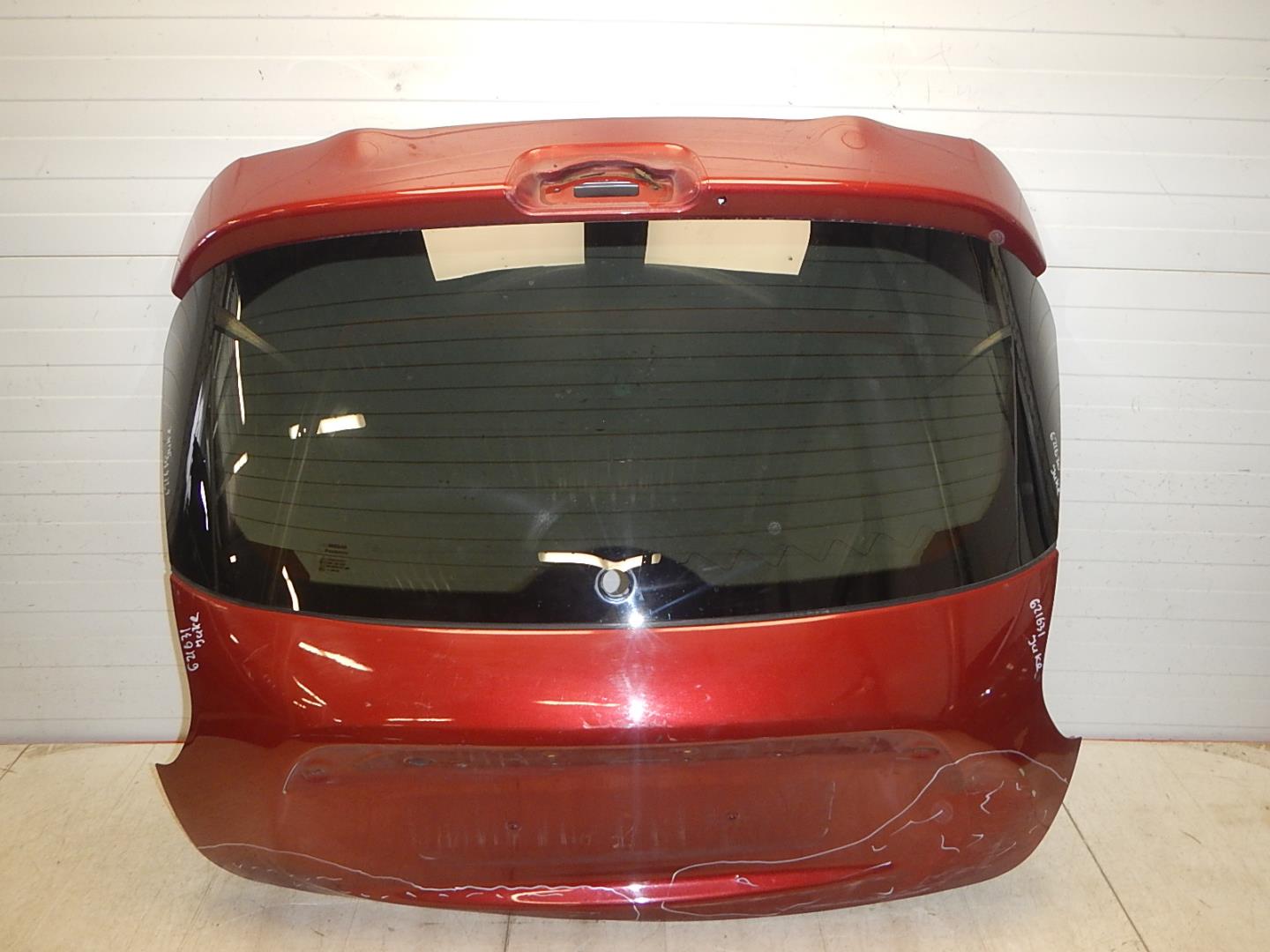 Дверь багажника