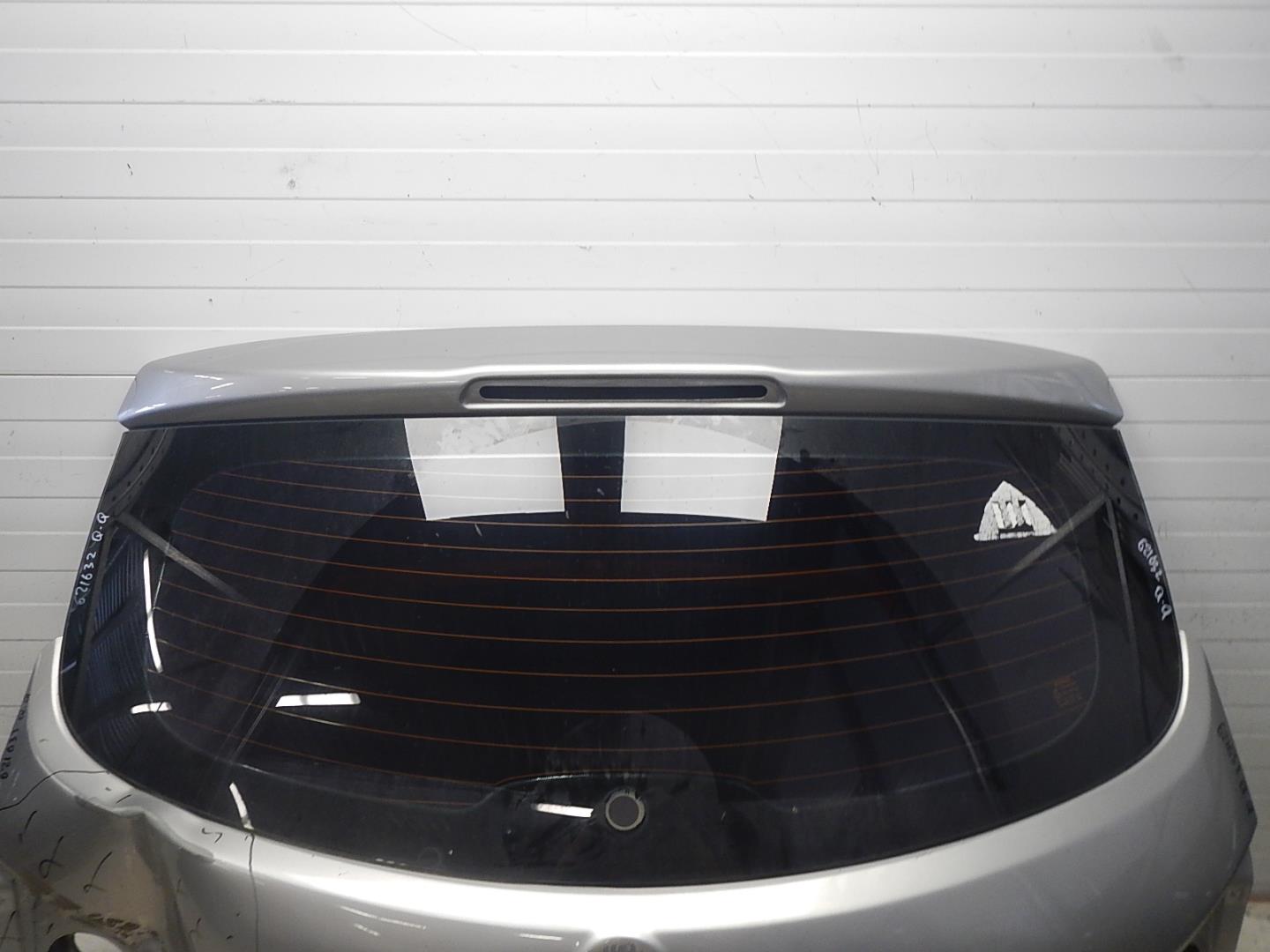 Стекло двери багажника