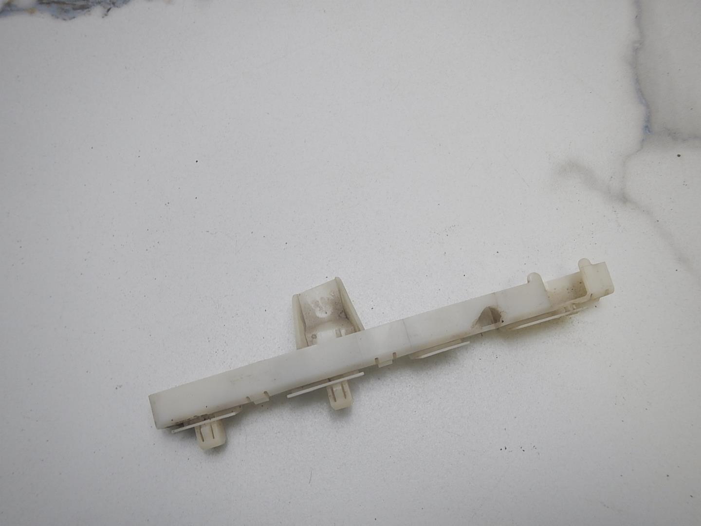 Кронштейн переднего бампера левый