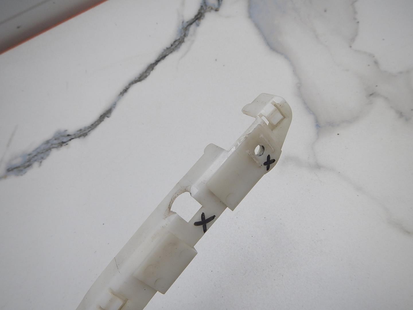 Кронштейн переднего бампера левый