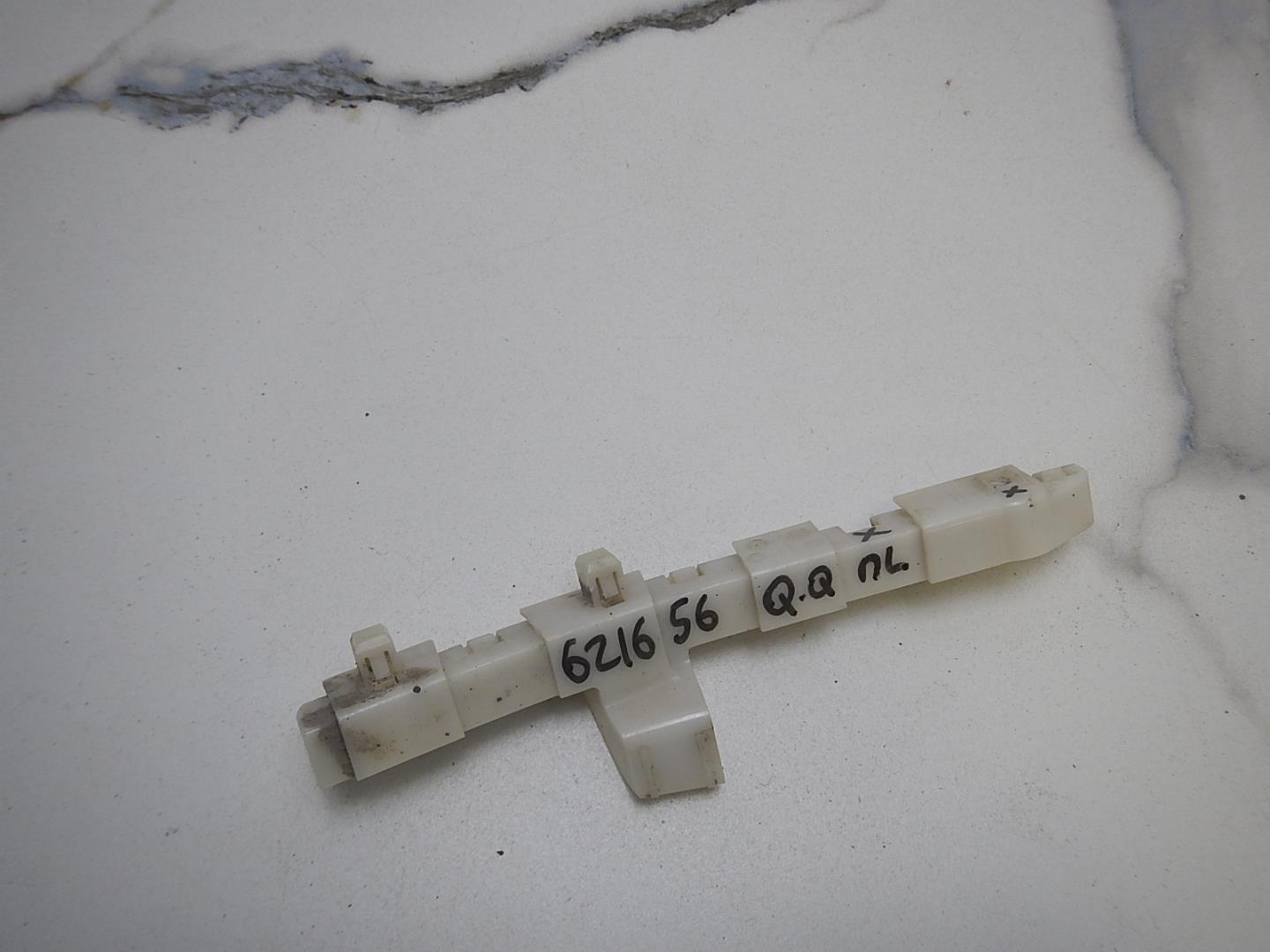 Кронштейн переднего бампера левый