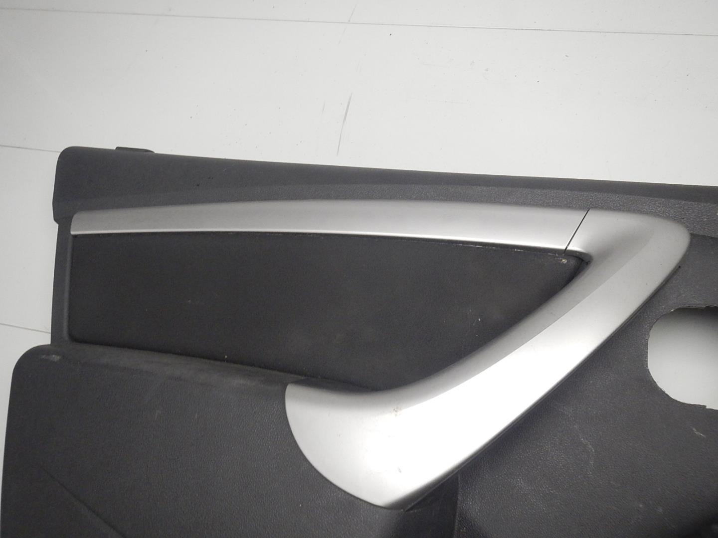 Обшивка двери передней левой