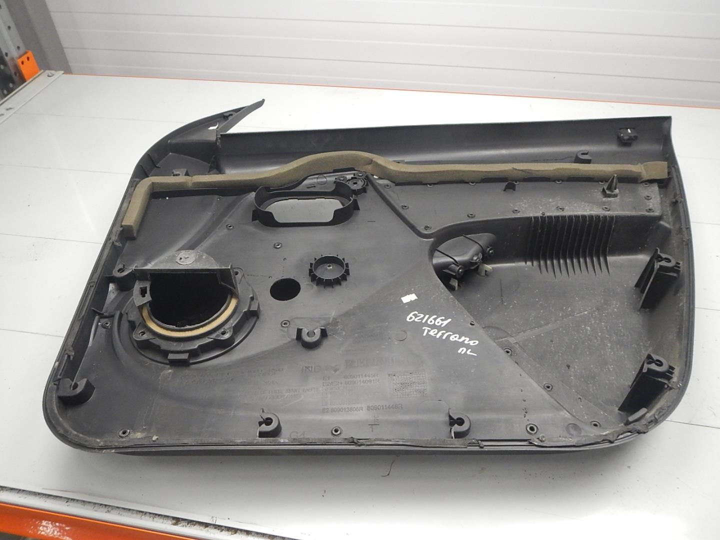 Обшивка двери передней левой