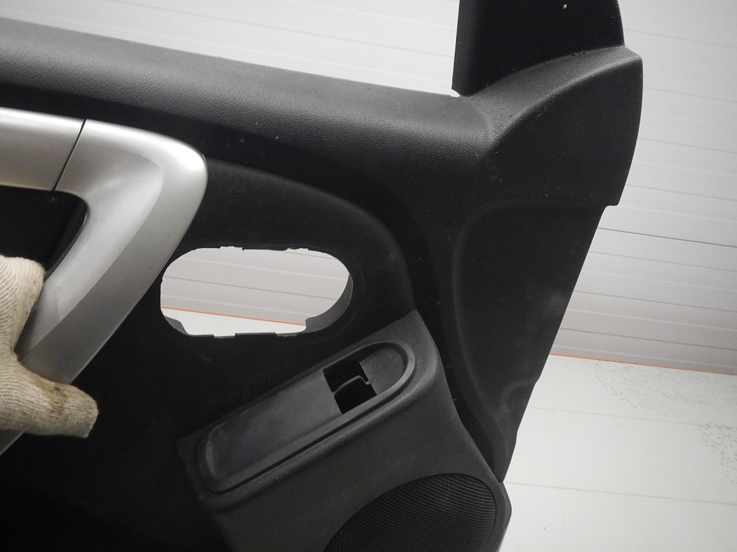 Обшивка двери передней левой