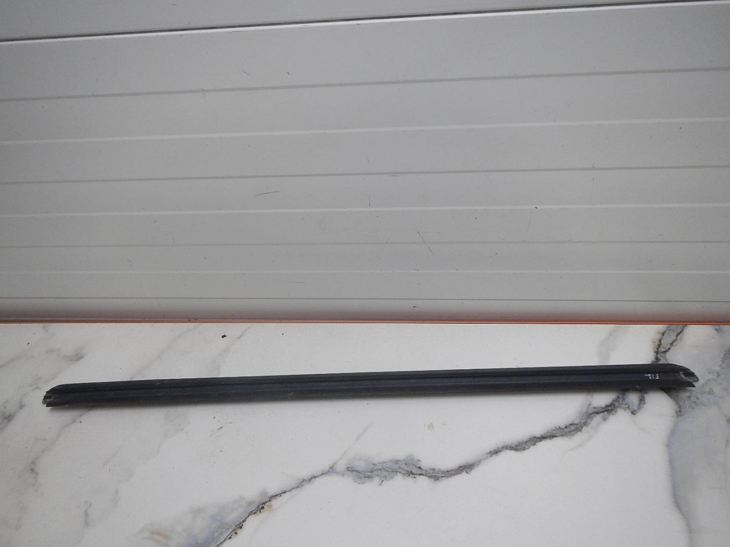 Накладка лобового стекла левая