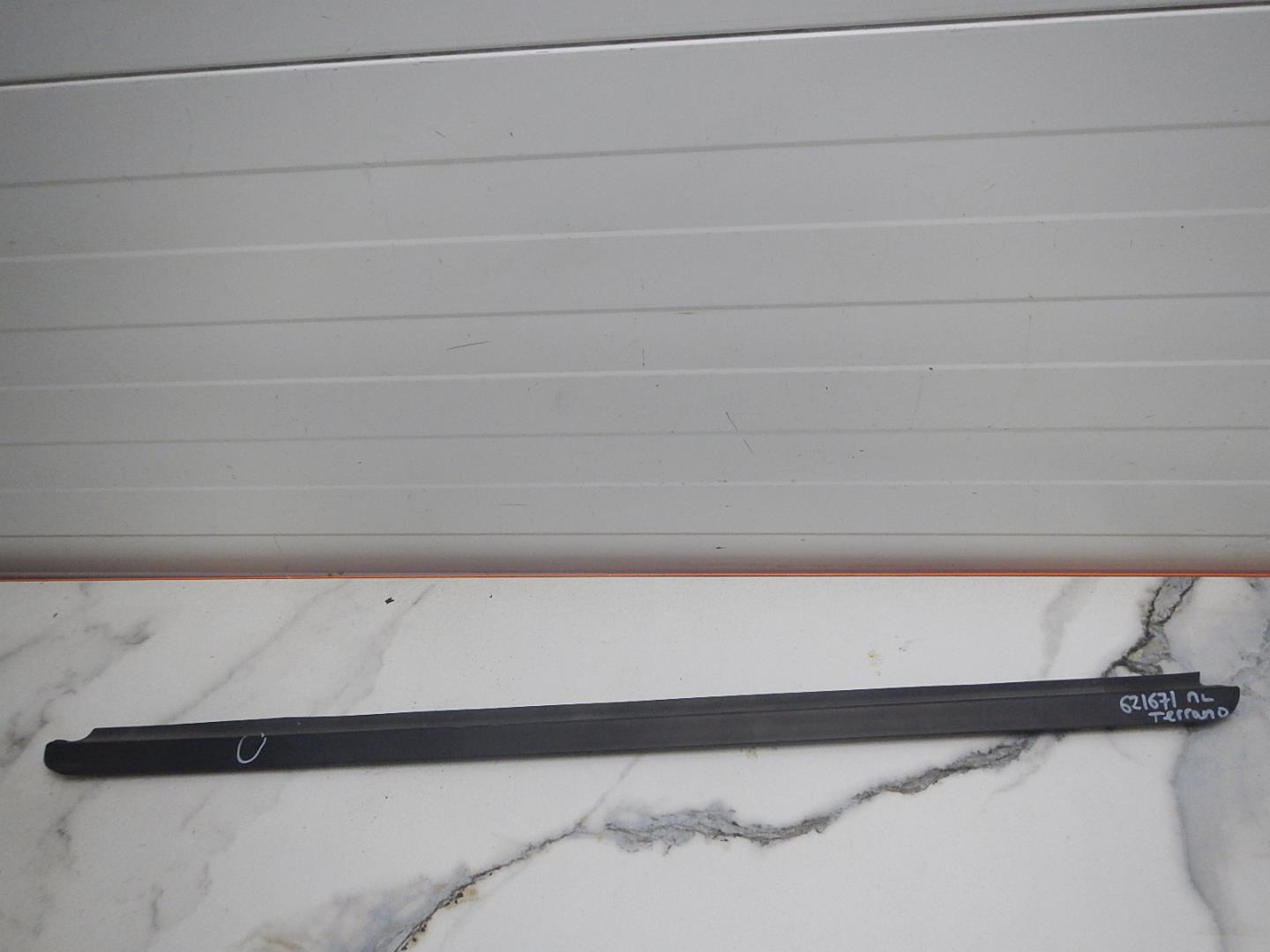 Накладка лобового стекла левая